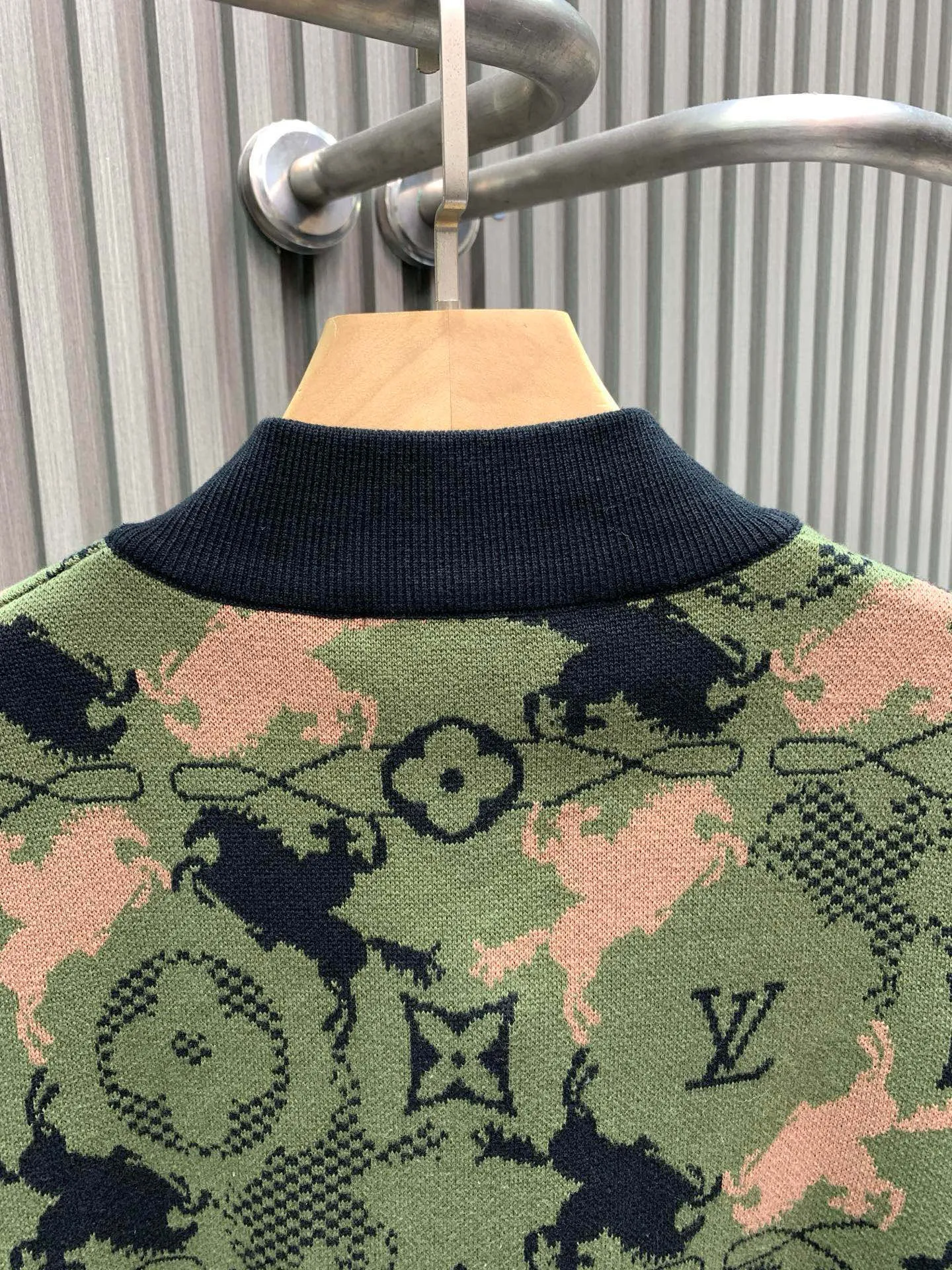🅿️560 🀄️ Louis Vuitton Louis Vuitton 1*v camouflage woolen jacket knitted jacket YB purchased and printed. Made of custom sheep wool fabric. This sheep wool tunic jacket uses warm tones to depict the Geo Rodeo pattern of the 2025 autumn and winter show. It uses a complex jacquard texture to present the silhouette of a galloping horse and Monogram elements. Micro Damier ribbon embellished zipper front, hem and cuffs. Full-width Geo Rodeo Jacquard, zipper, hem and cuffs are Micro Damie ribbon yarn custom-woven and dyed. Full knitted jacquard design. Zip fly on the chest. Can be matched with bottoms of the same season to create a fashionable look. Suitable for various occasions. Customized accessories. Complete three standards. Same style for men and women.